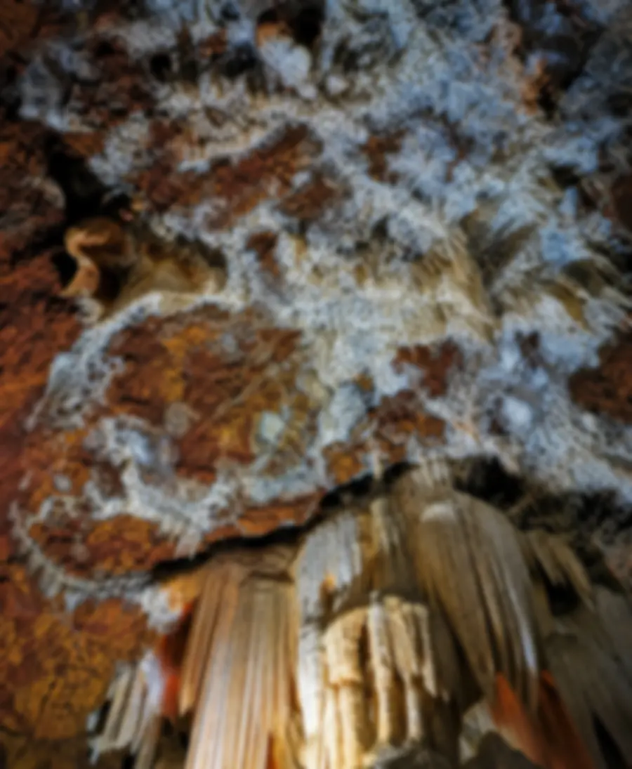 Formaciones calizas iluminadas en las Cuevas del Águila