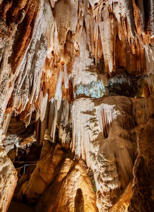 Sala interior de las Cuevas del Águila con estalactitas y estalagmitas