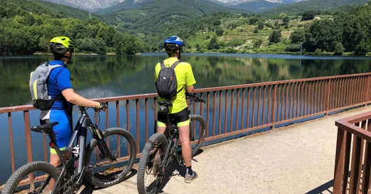 Ciclistas en eBike junto a un embalse en Gredos