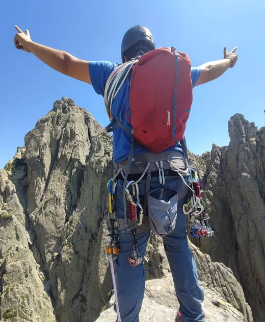 Escaladores junto a una pared del Torreón en Gredos
