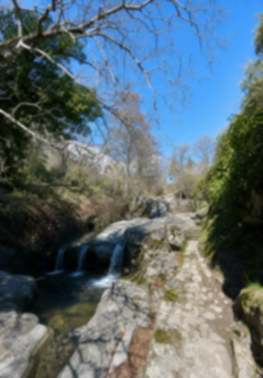 Sendero junto al agua cerca de Hotel Rural Los Molinillos