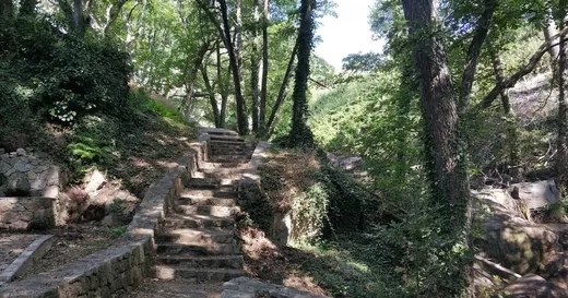 Escaleras de piedra entre árboles cerca de Los Molinillos