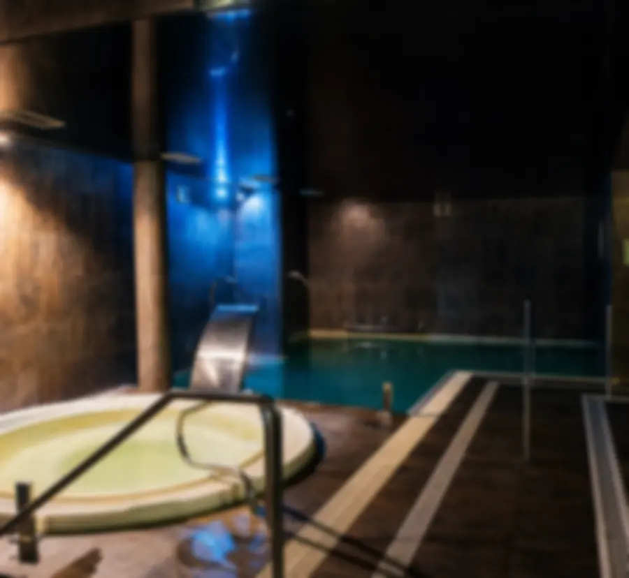 Zona de spa con piscina interior y jacuzzi en Aguas de Gredos