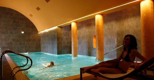 Piscina termal interior de Aguas de Gredos con zona de descanso