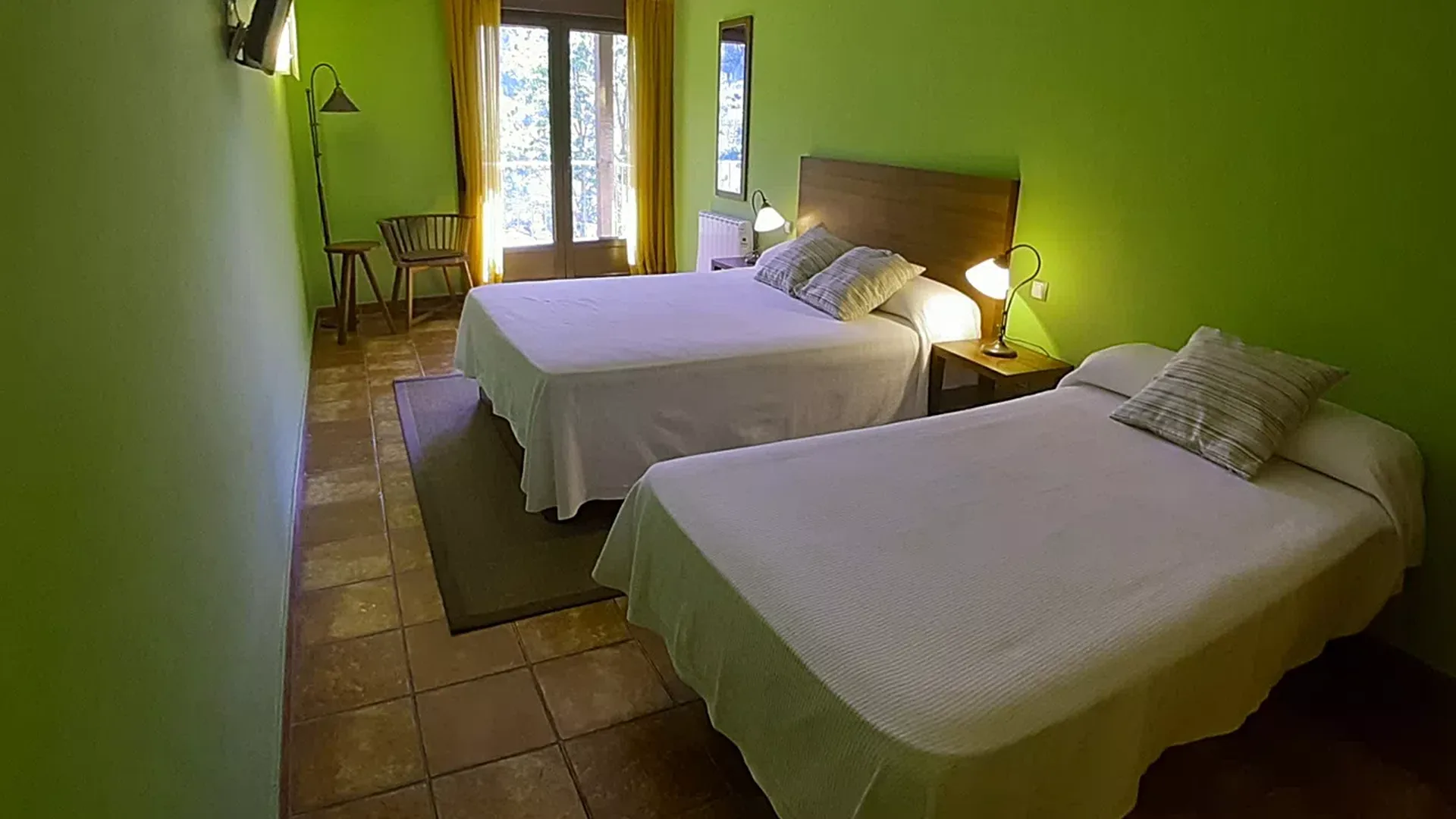 Habitación triple exterior de Hotel Rural Los Molinillos